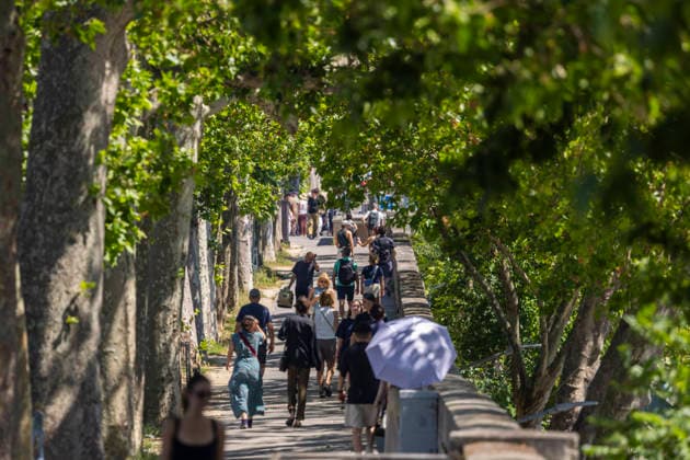 Paris, France May 27, 2026 - People walk along the banks of the Seine during the heat wave. emperatures in the French capital are about 10 degrees higher than the seasonal average, with temperatures exceeding 30 degrees, reaching the threshold for a heat wave. METEO, CANICULE, FORTES CHALEURS, ILLUSTRATION, ESTIVAL, ESTIVALE, GENERIQUE, SOLEIL, TOURISME, SITE TOURISTIQUE, PARIS, VIGILANCE, VAGUE DE CHALEUR, CHANGEMENT CLIMATIQUE  Copyright: xVincentxIsorex