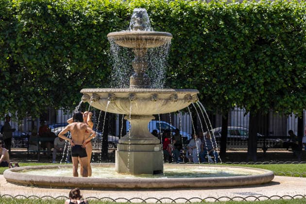 Paris, France May 27, 2026 - A person cools off in a fountain in Place des Vosges during the heat wave.Temperatures in the French capital are about 10 degrees higher than the seasonal average, with temperatures exceeding 30 degrees, reaching the threshold for a heat wave. METEO, CANICULE, FORTES CHALEURS, ILLUSTRATION, ESTIVAL, ESTIVALE, GENERIQUE, SOLEIL, TOURISME, SITE TOURISTIQUE, PARIS, VIGILANCE, VAGUE DE CHALEUR, CHANGEMENT CLIMATIQUE, PLACE DES VOSGES, JARDIN, PARC,  Copyright: xVincentxIsorex