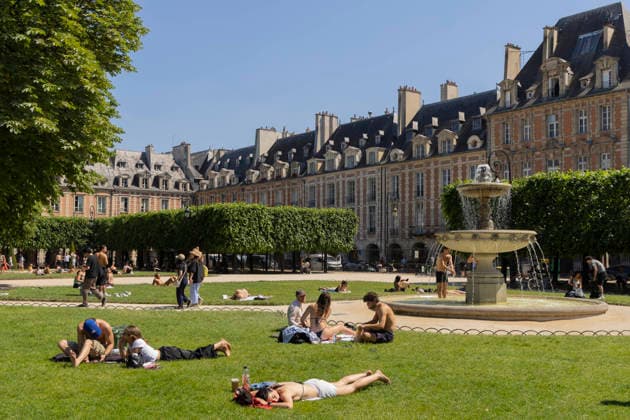 Paris, France May 27, 2026 - People lay on the lawns of Place des Vosges during the heat wave. Temperatures in the French capital are about 10 degrees higher than the seasonal average, with temperatures exceeding 30 degrees, reaching the threshold for a heat wave. METEO, CANICULE, FORTES CHALEURS, ILLUSTRATION, ESTIVAL, ESTIVALE, GENERIQUE, SOLEIL, TOURISME, SITE TOURISTIQUE, PARIS, VIGILANCE, VAGUE DE CHALEUR, CHANGEMENT CLIMATIQUE, PLACE DES VOSGES, JARDIN, PARC,  Copyright: xVincentxIsorex