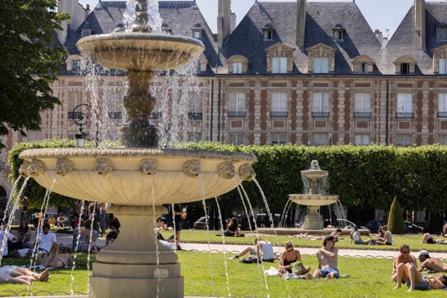 Paris, France May 27, 2026 - People lay on the lawns of Place des Vosges during the heat wave. Temperatures in the French capital are about 10 degrees higher than the seasonal average, with temperatures exceeding 30 degrees, reaching the threshold for a heat wave. METEO, CANICULE, FORTES CHALEURS, ILLUSTRATION, ESTIVAL, ESTIVALE, GENERIQUE, SOLEIL, TOURISME, SITE TOURISTIQUE, PARIS, VIGILANCE, VAGUE DE CHALEUR, CHANGEMENT CLIMATIQUE, PLACE DES VOSGES, JARDIN, PARC,  Copyright: xVincentxIsorex