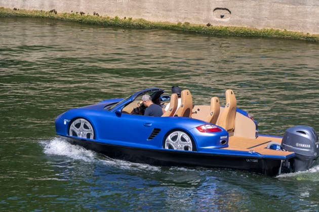 Paris, France May 27, 2026 - People sail on a boat disguised as a car during the heat wave . Temperatures in the French capital are about 10 degrees higher than the seasonal average, with temperatures exceeding 30 degrees, reaching the threshold for a heat wave. METEO, CANICULE, FORTES CHALEURS, ILLUSTRATION, ESTIVAL, ESTIVALE, GENERIQUE, SOLEIL, TOURISME, SITE TOURISTIQUE, PARIS, VIGILANCE, VAGUE DE CHALEUR, CHANGEMENT CLIMATIQUE, INSOLITE, DROLE, VOITURE, HUMOUR, BATEAU  Copyright: xVincentxIsorex