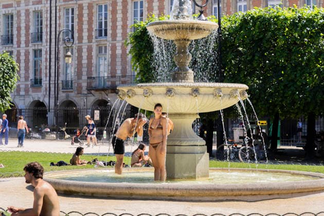 Paris, France May 27, 2026 - A person cools off in a fountain in Place des Vosges during the heat wave.Temperatures in the French capital are about 10 degrees higher than the seasonal average, with temperatures exceeding 30 degrees, reaching the threshold for a heat wave. METEO, CANICULE, FORTES CHALEURS, ILLUSTRATION, ESTIVAL, ESTIVALE, GENERIQUE, SOLEIL, TOURISME, SITE TOURISTIQUE, PARIS, VIGILANCE, VAGUE DE CHALEUR, CHANGEMENT CLIMATIQUE, PLACE DES VOSGES, JARDIN, PARC,  Copyright: xVincentxIsorex