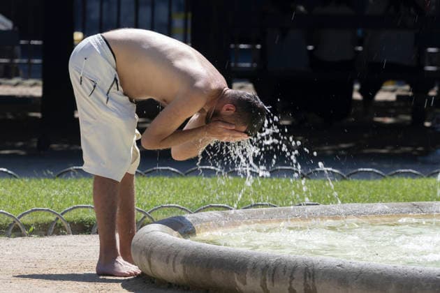 Paris, France May 27, 2026 - A person cools off in a fountain in Place des Vosges during the heat wave.Temperatures in the French capital are about 10 degrees higher than the seasonal average, with temperatures exceeding 30 degrees, reaching the threshold for a heat wave. METEO, CANICULE, FORTES CHALEURS, ILLUSTRATION, ESTIVAL, ESTIVALE, GENERIQUE, SOLEIL, TOURISME, SITE TOURISTIQUE, PARIS, VIGILANCE, VAGUE DE CHALEUR, CHANGEMENT CLIMATIQUE, PLACE DES VOSGES, JARDIN, PARC,  Copyright: xVincentxIsorex