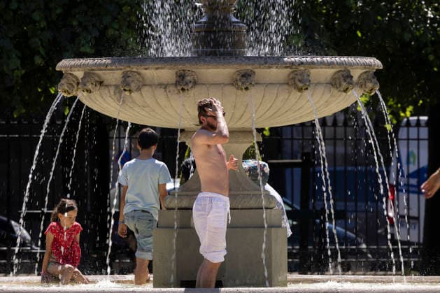 Paris, France May 27, 2026 - A person cools off in a fountain in Place des Vosges during the heat wave.Temperatures in the French capital are about 10 degrees higher than the seasonal average, with temperatures exceeding 30 degrees, reaching the threshold for a heat wave. METEO, CANICULE, FORTES CHALEURS, ILLUSTRATION, ESTIVAL, ESTIVALE, GENERIQUE, SOLEIL, TOURISME, SITE TOURISTIQUE, PARIS, VIGILANCE, VAGUE DE CHALEUR, CHANGEMENT CLIMATIQUE, PLACE DES VOSGES, JARDIN, PARC,  Copyright: xVincentxIsorex
