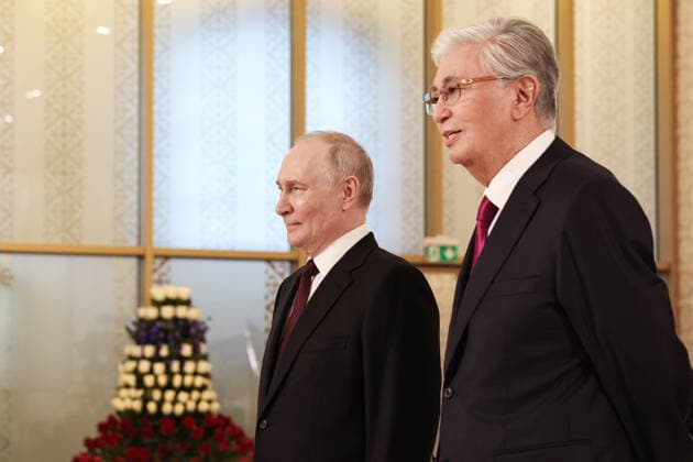 KAZAKHSTAN, ASTANA - MAY 27, 2026: Russia s President Putin (L) and Kazakhstan s President Kassym-Jomart Tokayev are seen during a ceremony marking Putin s arrival at Nursultan Nazarbayev International Airport. The Russian president arrived in Kazakhstan on a state visit Astana Kazakhstan  - ZUMAt113 20260527_zaa_t113_546 Copyright: xAlexanderxKazakovx