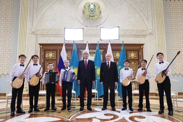 KAZAKHSTAN, ASTANA - MAY 27, 2026: Kazakhstan s President Kassym-Jomart Tokayev and Russia s President Putin (L-R centre) are seen during a ceremony marking Putin s arrival at Nursultan Nazarbayev International Airport. The Russian president arrived in Kazakhstan on a state visit Astana Kazakhstan  - ZUMAt113 20260527_zaa_t113_542 Copyright: xAlexanderxKazakovx