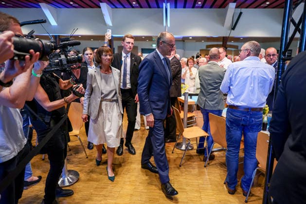 27.05.2026, Politik, Ankunft Bundeskanzler Friedrich Merz (CDU) zusammen mit Ehefrau Charlotte zu Gast als Festredner beim Festakt in der Schützenhalle Hüsten bei Arnsberg. 80 Jahre Neheim-Hüstener Programm. Nordrhein-Westfalen Deutschland *** 27 05 2026, Politics, Arrival Federal Chancellor Friedrich Merz CDU together with his wife Charlotte as guest speaker at the ceremony in the Schützenhalle Hüsten near Arnsberg 80 years Neheim Hüstener program North Rhine-Westphalia Germany