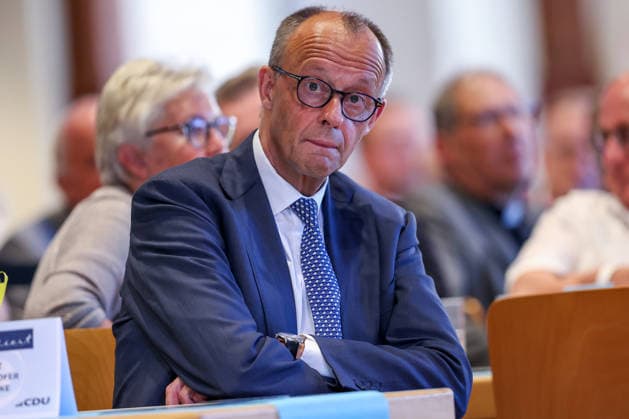 27.05.2026, Politik, Bundeskanzler Friedrich Merz (CDU) zu Gast als Festredner beim Festakt in der Schützenhalle Hüsten bei Arnsberg. 80 Jahre Neheim-Hüstener Programm. Nordrhein-Westfalen Deutschland *** 27 05 2026, Politics, Federal Chancellor Friedrich Merz CDU as guest speaker at the ceremony in the Schützenhalle Hüsten near Arnsberg 80 years of Neheim Hüstener program North Rhine-Westphalia Germany