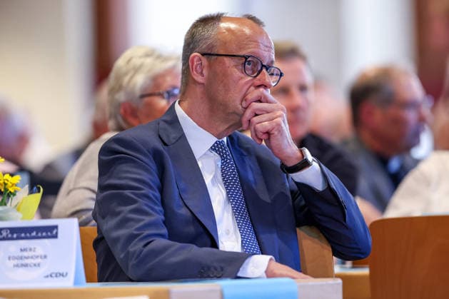 27.05.2026, Politik, Bundeskanzler Friedrich Merz (CDU) zu Gast als Festredner beim Festakt in der Schützenhalle Hüsten bei Arnsberg. 80 Jahre Neheim-Hüstener Programm. Nordrhein-Westfalen Deutschland *** 27 05 2026, Politics, Federal Chancellor Friedrich Merz CDU as guest speaker at the ceremony in the Schützenhalle Hüsten near Arnsberg 80 years of Neheim Hüstener program North Rhine-Westphalia Germany