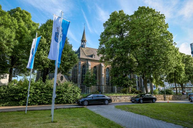 27.05.2026, Politik, Ankunft Bundeskanzler Friedrich Merz (CDU) zu Gast als Festredner beim Festakt in der Schützenhalle Hüsten bei Arnsberg. 80 Jahre Neheim-Hüstener Programm. Nordrhein-Westfalen Deutschland *** 27 05 2026, Politics, Arrival Federal Chancellor Friedrich Merz CDU as guest speaker at the ceremony in the Schützenhalle Hüsten near Arnsberg 80 years Neheim Hüstener program North Rhine-Westphalia Germany