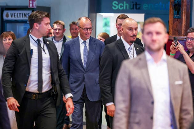 27.05.2026, Politik, Ankunft Bundeskanzler Friedrich Merz (CDU) zu Gast als Festredner beim Festakt in der Schützenhalle Hüsten bei Arnsberg. 80 Jahre Neheim-Hüstener Programm. Nordrhein-Westfalen Deutschland *** 27 05 2026, Politics, Arrival Federal Chancellor Friedrich Merz CDU as guest speaker at the ceremony in the Schützenhalle Hüsten near Arnsberg 80 years Neheim Hüstener program North Rhine-Westphalia Germany