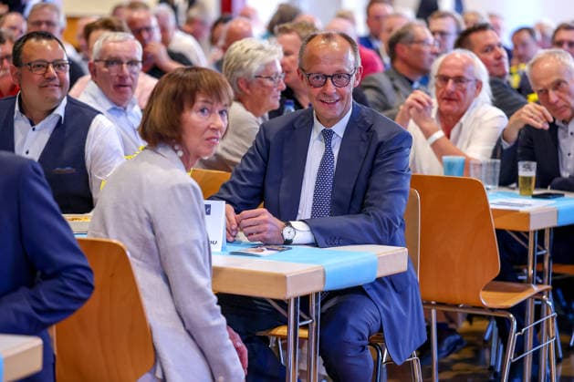 27.05.2026, Politik, Ankunft Bundeskanzler Friedrich Merz (CDU) zusammen mit Ehefrau Charlotte zu Gast als Festredner beim Festakt in der Schützenhalle Hüsten bei Arnsberg. 80 Jahre Neheim-Hüstener Programm. Nordrhein-Westfalen Deutschland *** 27 05 2026, Politics, Arrival Federal Chancellor Friedrich Merz CDU together with his wife Charlotte as guest speaker at the ceremony in the Schützenhalle Hüsten near Arnsberg 80 years Neheim Hüstener program North Rhine-Westphalia Germany
