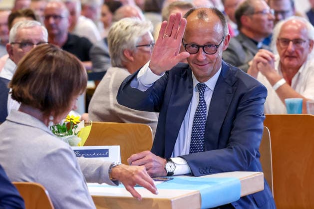 27.05.2026, Politik, Bundeskanzler Friedrich Merz (CDU) grüßend zu Gast als Festredner beim Festakt in der Schützenhalle Hüsten bei Arnsberg. 80 Jahre Neheim-Hüstener Programm. Nordrhein-Westfalen Deutschland *** 27 05 2026, Politics, Federal Chancellor Friedrich Merz CDU greeting as guest speaker at the ceremony in the Schützenhalle Hüsten near Arnsberg 80 years Neheim Hüstener program North Rhine-Westphalia Germany