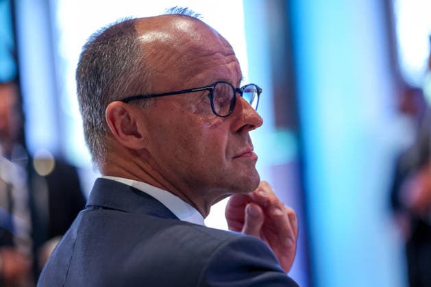 27.05.2026, Politik, Bundeskanzler Friedrich Merz (CDU) zu Gast als Festredner beim Festakt in der Schützenhalle Hüsten bei Arnsberg. 80 Jahre Neheim-Hüstener Programm. Nordrhein-Westfalen Deutschland *** 27 05 2026, Politics, Federal Chancellor Friedrich Merz CDU as guest speaker at the ceremony in the Schützenhalle Hüsten near Arnsberg 80 years of Neheim Hüstener program North Rhine-Westphalia Germany