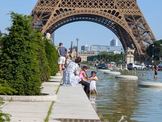 People cool off at Trocadero in Paris PARIS, FRANCE - MAY 27: People spend time at the Trocadero in front of the Eiffel Tower, as Parisians and tourists use the fountains to cool off during a heatwave affecting Paris, France, on May 27, 2026. Luc Auffret Anadolu Paris France. Editorial use only. Please get in touch for any other usage.  Copyright: x2026xAnadoluxLucxAuffretx
