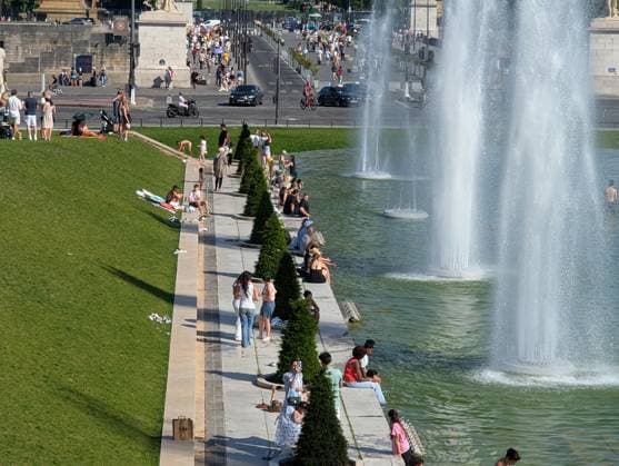 People cool off at Trocadero in Paris PARIS, FRANCE - MAY 27: People spend time at the Trocadero in front of the Eiffel Tower, as Parisians and tourists use the fountains to cool off during a heatwave affecting Paris, France, on May 27, 2026. Luc Auffret Anadolu Paris France. Editorial use only. Please get in touch for any other usage.  Copyright: x2026xAnadoluxLucxAuffretx