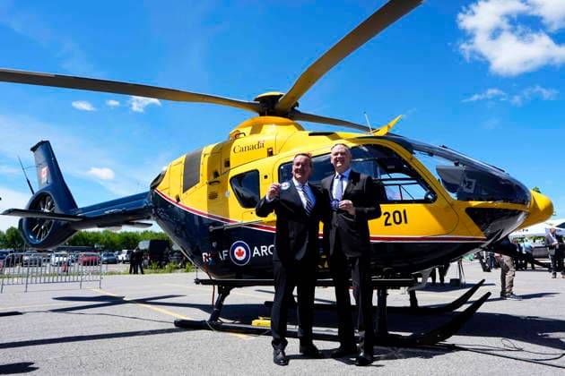 May 27, 2026, Ottawa, On, CANADA: Canada s Minister of National Defence David McGuinty, right, and German s Minister of Defence Boris Pistorius, left, hold patches as they pose with a CT-153 Juno (Airbus H135) helicopter, at the Canadian Association of Defence and Security Industries annual defence industry trade show CANSEC, in Ottawa, on Wednesday, May 27, 2026. Ottawa CANADA  - ZUMAc35_ 20260527_zaf_c35_079 Copyright: xJustinxTangx