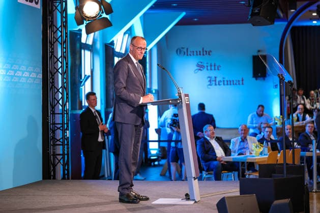 27.05.2026, Politik, Bundeskanzler Friedrich Merz (CDU) Spricht bei seiner Rede zu Gast als Festredner beim Festakt in der Schützenhalle Hüsten bei Arnsberg. 80 Jahre Neheim-Hüstener Programm. Nordrhein-Westfalen Deutschland *** 27 05 2026, Politics, Federal Chancellor Friedrich Merz CDU Speaks during his speech as guest speaker at the ceremony in the Schützenhalle Hüsten near Arnsberg 80 years of Neheim Hüstener Program North Rhine-Westphalia Germany