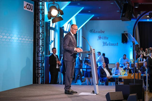 27.05.2026, Politik, Bundeskanzler Friedrich Merz (CDU) Spricht bei seiner Rede zu Gast als Festredner beim Festakt in der Schützenhalle Hüsten bei Arnsberg. 80 Jahre Neheim-Hüstener Programm. Nordrhein-Westfalen Deutschland *** 27 05 2026, Politics, Federal Chancellor Friedrich Merz CDU Speaks during his speech as guest speaker at the ceremony in the Schützenhalle Hüsten near Arnsberg 80 years of Neheim Hüstener Program North Rhine-Westphalia Germany