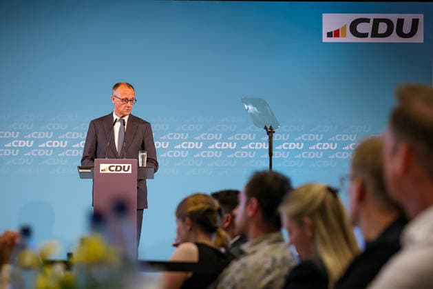 27.05.2026, Politik, Bundeskanzler Friedrich Merz (CDU) Spricht bei seiner Rede zu Gast als Festredner beim Festakt in der Schützenhalle Hüsten bei Arnsberg. 80 Jahre Neheim-Hüstener Programm. Nordrhein-Westfalen Deutschland *** 27 05 2026, Politics, Federal Chancellor Friedrich Merz CDU Speaks during his speech as guest speaker at the ceremony in the Schützenhalle Hüsten near Arnsberg 80 years of Neheim Hüstener Program North Rhine-Westphalia Germany