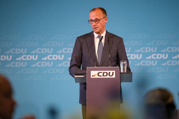 27.05.2026, Politik, Bundeskanzler Friedrich Merz (CDU) Spricht bei seiner Rede zu Gast als Festredner beim Festakt in der Schützenhalle Hüsten bei Arnsberg. 80 Jahre Neheim-Hüstener Programm. Nordrhein-Westfalen Deutschland *** 27 05 2026, Politics, Federal Chancellor Friedrich Merz CDU Speaks during his speech as guest speaker at the ceremony in the Schützenhalle Hüsten near Arnsberg 80 years of Neheim Hüstener Program North Rhine-Westphalia Germany