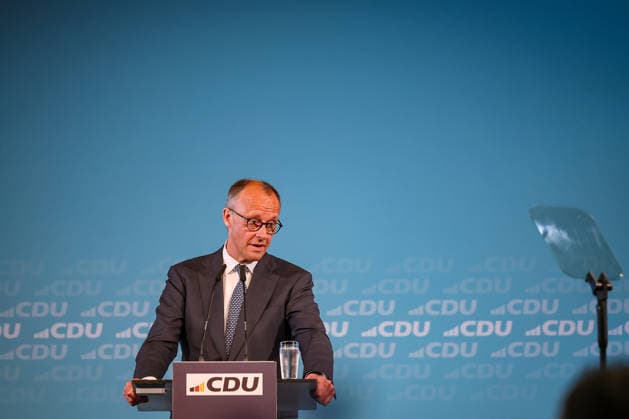 27.05.2026, Politik, Bundeskanzler Friedrich Merz (CDU) Spricht bei seiner Rede zu Gast als Festredner beim Festakt in der Schützenhalle Hüsten bei Arnsberg. 80 Jahre Neheim-Hüstener Programm. Nordrhein-Westfalen Deutschland *** 27 05 2026, Politics, Federal Chancellor Friedrich Merz CDU Speaks during his speech as guest speaker at the ceremony in the Schützenhalle Hüsten near Arnsberg 80 years of Neheim Hüstener Program North Rhine-Westphalia Germany