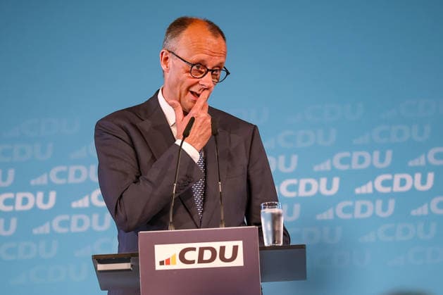 27.05.2026, Politik, Bundeskanzler Friedrich Merz (CDU) Spricht bei seiner Rede und tippt sich mit dem Finger an die eigene Nase zu Gast als Festredner beim Festakt in der Schützenhalle Hüsten bei Arnsberg. 80 Jahre Neheim-Hüstener Programm. Nordrhein-Westfalen Deutschland *** 27 05 2026, Politics, Federal Chancellor Friedrich Merz CDU Speaks during his speech and taps his own nose with his finger as guest speaker at the ceremony in the Schützenhalle Hüsten near Arnsberg 80 years of Neheim Hüstener Program North Rhine-Westphalia Germany