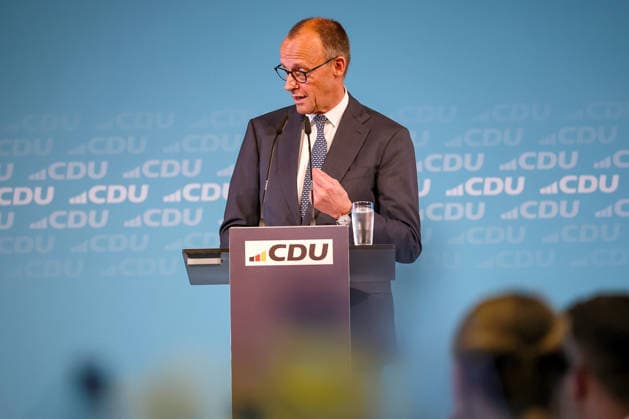 27.05.2026, Politik, Bundeskanzler Friedrich Merz (CDU) Spricht bei seiner Rede zu Gast als Festredner beim Festakt in der Schützenhalle Hüsten bei Arnsberg. 80 Jahre Neheim-Hüstener Programm. Nordrhein-Westfalen Deutschland *** 27 05 2026, Politics, Federal Chancellor Friedrich Merz CDU Speaks during his speech as guest speaker at the ceremony in the Schützenhalle Hüsten near Arnsberg 80 years of Neheim Hüstener Program North Rhine-Westphalia Germany