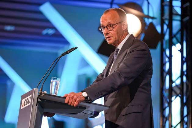 27.05.2026, Politik, Bundeskanzler Friedrich Merz (CDU) Spricht bei seiner Rede zu Gast als Festredner beim Festakt in der Schützenhalle Hüsten bei Arnsberg. 80 Jahre Neheim-Hüstener Programm. Nordrhein-Westfalen Deutschland *** 27 05 2026, Politics, Federal Chancellor Friedrich Merz CDU Speaks during his speech as guest speaker at the ceremony in the Schützenhalle Hüsten near Arnsberg 80 years of Neheim Hüstener Program North Rhine-Westphalia Germany