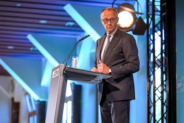 27.05.2026, Politik, Bundeskanzler Friedrich Merz (CDU) Spricht bei seiner Rede zu Gast als Festredner beim Festakt in der Schützenhalle Hüsten bei Arnsberg. 80 Jahre Neheim-Hüstener Programm. Nordrhein-Westfalen Deutschland *** 27 05 2026, Politics, Federal Chancellor Friedrich Merz CDU Speaks during his speech as guest speaker at the ceremony in the Schützenhalle Hüsten near Arnsberg 80 years of Neheim Hüstener Program North Rhine-Westphalia Germany