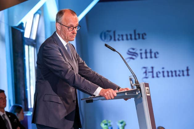 27.05.2026, Politik, Bundeskanzler Friedrich Merz (CDU) Spricht auf der Bühne bei seiner Rede zu Gast als Festredner beim Festakt in der Schützenhalle Hüsten bei Arnsberg. 80 Jahre Neheim-Hüstener Programm. Glaube Sitte Heimat Schriftzug Nordrhein-Westfalen Deutschland *** 27 05 2026, Politics, Federal Chancellor Friedrich Merz CDU Speaks on stage during his speech as a guest speaker at the ceremony in the Schützenhalle Hüsten near Arnsberg 80 years of Neheim Hüstener program Faith Customs Homeland Writing North Rhine-Westphalia Germany