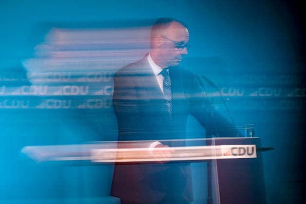 27.05.2026, Politik, Bundeskanzler Friedrich Merz (CDU) Spricht auf der Bühne bei seiner Rede zu Gast als Festredner beim Festakt in der Schützenhalle Hüsten bei Arnsberg. 80 Jahre Neheim-Hüstener Programm. Nordrhein-Westfalen Deutschland *** 27 05 2026, Politics, Federal Chancellor Friedrich Merz CDU Speaks on stage during his speech as guest speaker at the ceremony in the Schützenhalle Hüsten near Arnsberg 80 years of Neheim Hüstener program North Rhine-Westphalia Germany