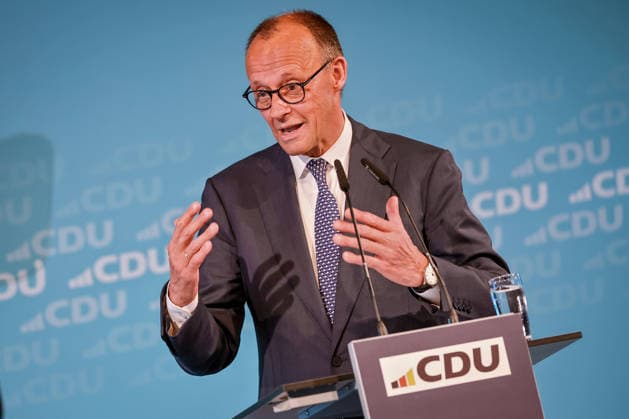 27.05.2026, Politik, Bundeskanzler Friedrich Merz (CDU) Spricht auf der Bühne gestikulierend bei seiner Rede zu Gast als Festredner beim Festakt in der Schützenhalle Hüsten bei Arnsberg. 80 Jahre Neheim-Hüstener Programm. Nordrhein-Westfalen Deutschland *** 27 05 2026, Politics, Federal Chancellor Friedrich Merz CDU Speaks on stage gesticulating during his speech as guest speaker at the ceremony in the Schützenhalle Hüsten near Arnsberg 80 years of Neheim Hüstener program North Rhine-Westphalia Germany