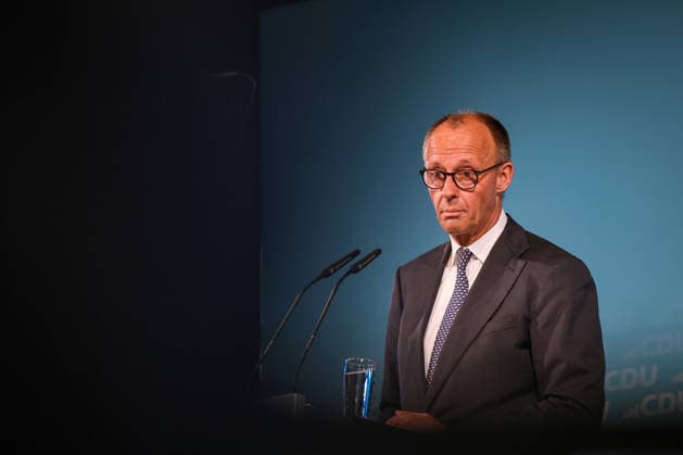 27.05.2026, Politik, Bundeskanzler Friedrich Merz (CDU) Spricht auf der Bühne bei seiner Rede zu Gast als Festredner beim Festakt in der Schützenhalle Hüsten bei Arnsberg. 80 Jahre Neheim-Hüstener Programm. Nordrhein-Westfalen Deutschland *** 27 05 2026, Politics, Federal Chancellor Friedrich Merz CDU Speaks on stage during his speech as guest speaker at the ceremony in the Schützenhalle Hüsten near Arnsberg 80 years of Neheim Hüstener program North Rhine-Westphalia Germany