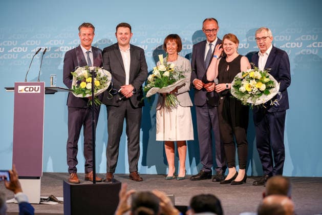 27.05.2026, Politik, Bundeskanzler Friedrich Merz (CDU) mit Ehefrau Charlotte zu Gast als Festredner beim Festakt in der Schützenhalle Hüsten bei Arnsberg. 80 Jahre Neheim-Hüstener Programm. Gruppenbild zusammen mit den Landtagsabgeordneten und den Ortsvertretern Nordrhein-Westfalen Deutschland *** 27 05 2026, Politics, Federal Chancellor Friedrich Merz CDU with wife Charlotte as guest speaker at the ceremony in the Schützenhalle Hüsten near Arnsberg 80 years of Neheim Hüstener program Group photo together with the members of the state parliament and the local representatives of North Rhine-Westphalia Germany