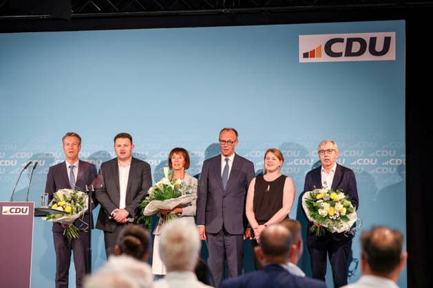 27.05.2026, Politik, Bundeskanzler Friedrich Merz (CDU) mit Ehefrau Charlotte zu Gast als Festredner beim Festakt in der Schützenhalle Hüsten bei Arnsberg. 80 Jahre Neheim-Hüstener Programm. Gruppenbild zusammen mit den Landtagsabgeordneten und den Ortsvertretern Nordrhein-Westfalen Deutschland *** 27 05 2026, Politics, Federal Chancellor Friedrich Merz CDU with wife Charlotte as guest speaker at the ceremony in the Schützenhalle Hüsten near Arnsberg 80 years of Neheim Hüstener program Group photo together with the members of the state parliament and the local representatives of North Rhine-Westphalia Germany