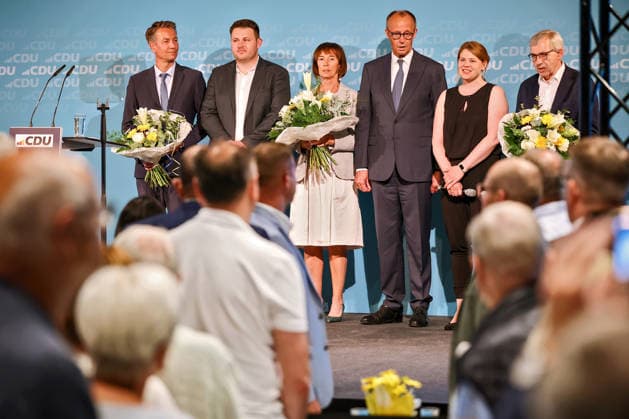 27.05.2026, Politik, Bundeskanzler Friedrich Merz (CDU) mit Ehefrau Charlotte zu Gast als Festredner beim Festakt in der Schützenhalle Hüsten bei Arnsberg. 80 Jahre Neheim-Hüstener Programm. Gruppenbild zusammen mit den Landtagsabgeordneten und den Ortsvertretern Nordrhein-Westfalen Deutschland *** 27 05 2026, Politics, Federal Chancellor Friedrich Merz CDU with wife Charlotte as guest speaker at the ceremony in the Schützenhalle Hüsten near Arnsberg 80 years of Neheim Hüstener program Group photo together with the members of the state parliament and the local representatives of North Rhine-Westphalia Germany