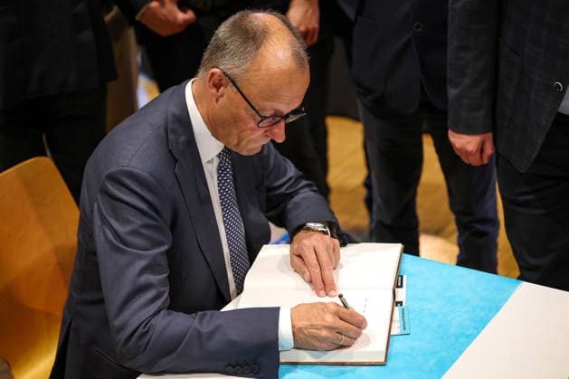 27.05.2026, Politik, Bundeskanzler Friedrich Merz (CDU) trägt sich in das Gästebuch ein zu Gast als Festredner beim Festakt in der Schützenhalle Hüsten bei Arnsberg. 80 Jahre Neheim-Hüstener Programm. Nordrhein-Westfalen Deutschland *** 27 05 2026, Politics, Federal Chancellor Friedrich Merz CDU signs the guest book as a guest speaker at the ceremony in the Schützenhalle Hüsten near Arnsberg 80 years of Neheim Hüstener program North Rhine-Westphalia Germany