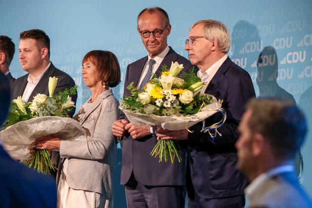 27.05.2026, Politik, Bundeskanzler Friedrich Merz (CDU) neben seiner Eherau Charlotte zu Gast als Festredner beim Festakt in der Schützenhalle Hüsten bei Arnsberg. 80 Jahre Neheim-Hüstener Programm. Nordrhein-Westfalen Deutschland *** 27 05 2026, Politics, Federal Chancellor Friedrich Merz CDU next to his wife Charlotte as guest speaker at the ceremony in the Schützenhalle Hüsten near Arnsberg 80 years Neheim Hüstener program North Rhine-Westphalia Germany