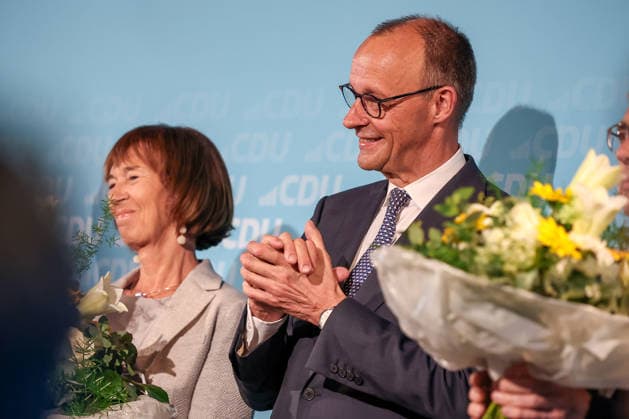 27.05.2026, Politik, Bundeskanzler Friedrich Merz (CDU) neben seiner Eherau Charlotte zu Gast als Festredner beim Festakt in der Schützenhalle Hüsten bei Arnsberg. 80 Jahre Neheim-Hüstener Programm. Nordrhein-Westfalen Deutschland *** 27 05 2026, Politics, Federal Chancellor Friedrich Merz CDU next to his wife Charlotte as guest speaker at the ceremony in the Schützenhalle Hüsten near Arnsberg 80 years Neheim Hüstener program North Rhine-Westphalia Germany