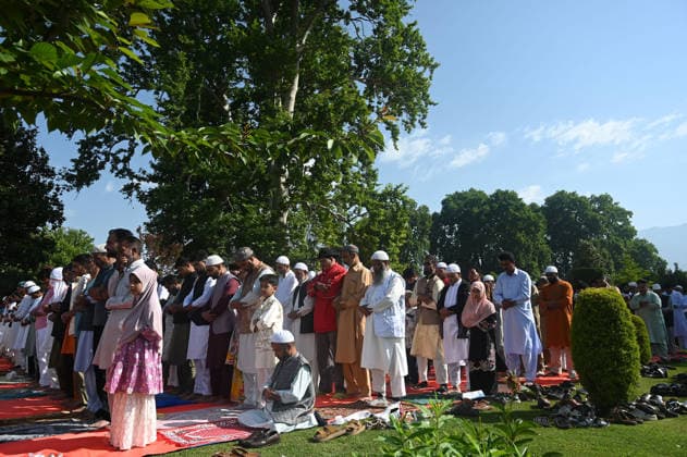 SRINAGAR, INDIA - MAY 27: Muslims offer Eid al-Adha prayers at the Mughal garden on May 27, 2026 in Srinagar, India. Eid al-Adha will be celebrated across most parts of India on May 28, 2026, after the Dhul-Hijjah crescent moon was not sighted earlier this week. Several governments and institutions revised their holiday schedules. While Saudi Arabia, the United Arab Emirates, and some other countries are marking the occasion today, May 27. (Photo by Waseem Andrabi Hindustan Times ) Eid al-Adha 2026