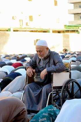 Eid Al-Adha Prayers Idlib A man sits in a wheelchair among a crowd bowing during Eid al-Adha prayers in Idlib, Syria, on May 27, 2026. Eid al-Adha, or the Feast of Sacrifice, is one of the most important holidays in the Islamic calendar, commemorating the willingness of Prophet Ibrahim to sacrifice his son. The event is traditionally marked worldwide by communal prayers, family gatherings, acts of charity, and the slaughtering of livestock. Idlib Idlib Syria Copyright: xOmarxAlbawx