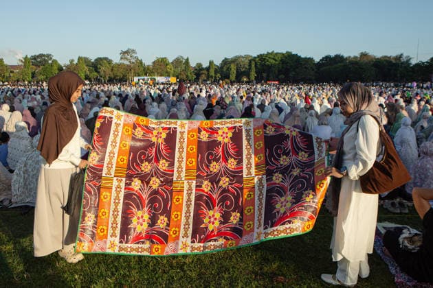 May 27, 2026, Denpasar, Bali, Indonesia: Muslim women unfold a large prayer mat as they prepare for the Eid al-Adha prayer at Renon in Denpasar, Bali. Denpasar Indonesia - ZUMAp229 20260527_zip_p229_003 Copyright: xLanaxPriatnax