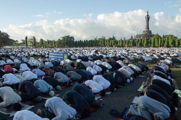May 27, 2026, Denpasar, Bali, Indonesia: Muslim devotees prostrate during the Eid al-Adha prayer at Renon in Denpasar, Bali. Denpasar Indonesia - ZUMAp229 20260527_zip_p229_005 Copyright: xLanaxPriatnax