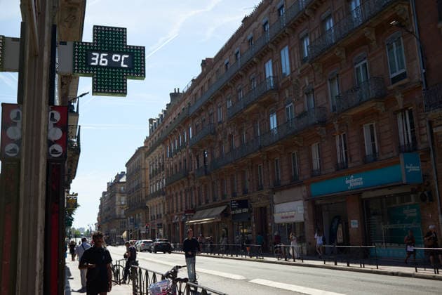 Toulouse: First Heatwave Of The Year Due To Global Warming A pharmacy thermometer shows a temperature of 36?C during a heatwave in Toulouse, France, on May 27, 2026. France experiences its first heatwave of the year, with temperatures reaching 37?C in Toulouse. The heatwave is notable for its early occurrence and intensity, with dozens of temperature records surpassed, particularly in the southwest. France is experiencing temperatures 8 to 15?C above the May average. The heatwave is attributed to a phenomenon known as a heat dome, where hot air is trapped by cooler air. This event coincides with climate experts concerns that limiting global warming to +1.5?C, as agreed in 2015 during the COP21 in Paris, may not be achievable. France is cur  Copyright: xAlainxPittonx originalFilename: pitton-notitle260527_npiEo.jpg