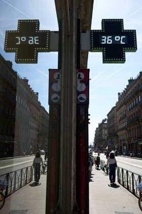 Toulouse: First Heatwave Of The Year Due To Global Warming A pharmacy thermometer shows a temperature of 36?C during a heatwave in Toulouse, France, on May 27, 2026. France experiences its first heatwave of the year, with temperatures reaching 37?C in Toulouse. The heatwave is notable for its early occurrence and intensity, with dozens of temperature records surpassed, particularly in the southwest. France is experiencing temperatures 8 to 15?C above the May average. The heatwave is attributed to a phenomenon known as a heat dome, where hot air is trapped by cooler air. This event coincides with climate experts concerns that limiting global warming to +1.5?C, as agreed in 2015 during the COP21 in Paris, may not be achievable. France is cur  Copyright: xAlainxPittonx originalFilename: pitton-notitle260527_np5QP.jpg