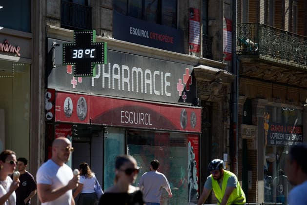 Toulouse: First Heatwave Of The Year Due To Global Warming A pharmacy thermometer shows a temperature of 38?C during a heatwave in Toulouse, France, on May 27, 2026. France experiences its first heatwave of the year, with temperatures reaching 37?C in Toulouse. The heatwave is notable for its early occurrence and intensity, with dozens of temperature records surpassed, particularly in the southwest. France is experiencing temperatures 8 to 15?C above the May average. The heatwave is attributed to a phenomenon known as a heat dome, where hot air is trapped by cooler air. This event coincides with climate experts concerns that limiting global warming to +1.5?C, as agreed in 2015 during the COP21 in Paris, may not be achievable. France s curr  Copyright: xAlainxPittonx originalFilename: pitton-notitle260527_np7Ke.jpg