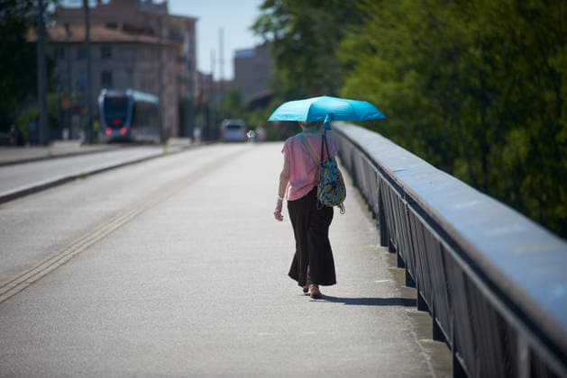 Toulouse: First Heatwave Of The Year Due To Global Warming A woman walks with an umbrella on a bridge in Toulouse, France, on May 27, 2026, as the country experiences its first heatwave of the year. In Toulouse, temperatures reach 37?C. The heatwave is notable for its early occurrence and intensity, with numerous temperature records being surpassed, particularly in the southwest. France is experiencing temperatures 8 to 15?C above the May average. The heatwave is attributed to a phenomenon known as a heat dome, where a mass of hot air is trapped by cooler air. This event coincides with climate experts concerns that limiting global warming to +1.5?C, as agreed during the 2015 COP21 in Paris, may not be achievable, with France already 2.2?C  Copyright: xAlainxPittonx originalFilename: pitton-notitle260527_np8j8.jpg