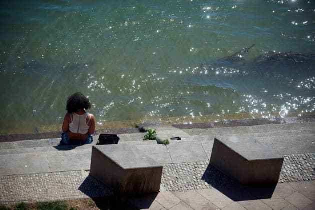 Toulouse: First Heatwave Of The Year Due To Global Warming A woman cools off on the Garonne river banks amid a heatwave in Toulouse, France, on May 27, 2026. France experiences its first heatwave of the year, with temperatures in Toulouse reaching 37?C. The heatwave is notable for its early occurrence and intensity, with numerous temperature records surpassed, particularly in the southwest. France is experiencing temperatures 8 to 15?C above the May average. The heatwave is attributed to a phenomenon known as a heat dome, where hot air is trapped by cooler air. This event coincides with climate experts concerns that limiting global warming to +1.5?C, as agreed in 2015 during the COP21 in Paris, may not be achievable. France s current tempe  Copyright: xAlainxPittonx originalFilename: pitton-notitle260527_npLCo.jpg