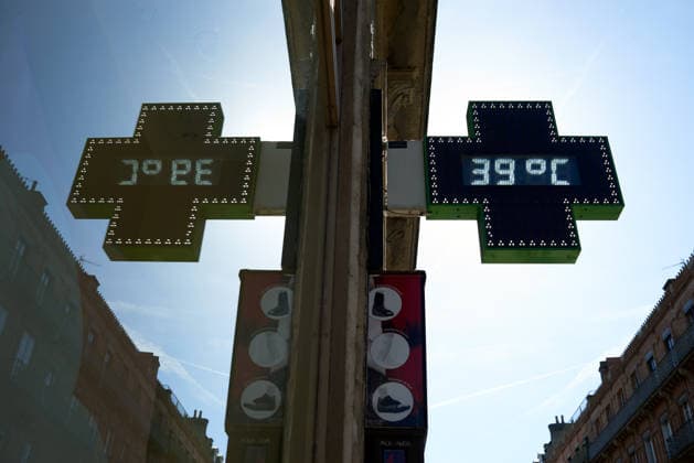 Toulouse: First Heatwave Of The Year Due To Global Warming A pharmacy thermometer shows a temperature of 39?C during a heatwave in Toulouse, France, on May 27, 2026. France experiences its first heatwave of the year, with temperatures reaching 37?C in Toulouse. The heatwave is notable for its early occurrence and intensity, with numerous temperature records surpassed, particularly in the southwest. France s temperatures are 8 to 15?C above the May average. The heatwave is attributed to a phenomenon known as a heat dome, where hot air is trapped by cooler air. This event coincides with climate experts concerns that limiting global warming to +1.5?C, as agreed during the 2015 COP21 in Paris, may not be achievable, with France already 2.2?C a  Copyright: xAlainxPittonx originalFilename: pitton-notitle260527_npr9a.jpg